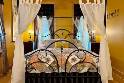 Image de Amber Room at The Amethyst Inn B&B huge jacuzzi room with fireplace in Lancaster
