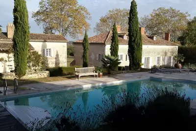 Image de Propriété composée de deux maisons, près Cahors. Piscine, pool house et tennis.