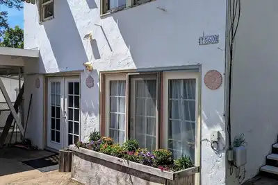 Image de **December Special**! ! ! Unique and spacious in-town 2-bedroom retreat
