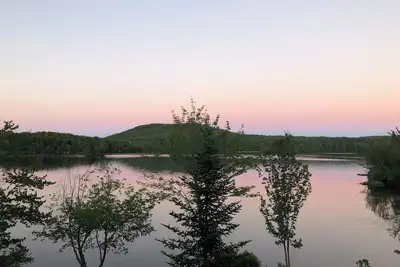 Image de Picturesque 3-bedroom lake house with WiFi in charming Mt Holly, Okemo Mountain