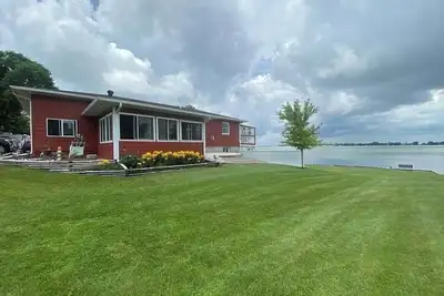 Image de Spacious 4-bedroom lakefront house on large 2 acre lot