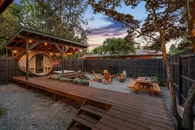 Image de Pet friendly Boutique Townhome w/ Sauna & Hot tub