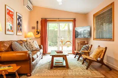 Image de Downtown Stylish Townhome w/ Sauna & HotTub!
