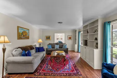 Image de Spacious house on a quiet street in uptown Shreveport!
