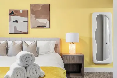 Image de Resort Pool! Game-Room! Free Parking! Fitness Center!