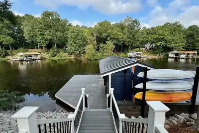 Image de Live Edge Lodge! Last Wkd in May & 1st Wkd in June Available! 7 Bds, 7 Baths!