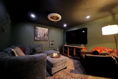 Image de The Den — Cozy 2-bedroom unit in Denver with high speed WiFi, Ac & Laundry 🏡