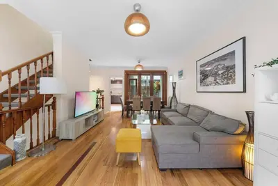 Image de Ideally located 3 Br (Parking)/Central-10 min walk