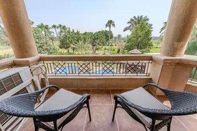 Image de Styling 5 Br Duplex Apartment