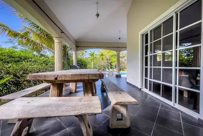 Image de Cheerful villa with pool minutes from city center. Only 10 mins away from Pop