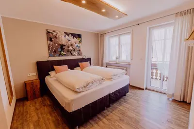 Image de GroĂźzĂĽgig Ausgestattete Ferienwohnung Kirsche mit Zwei Schlafzimmern