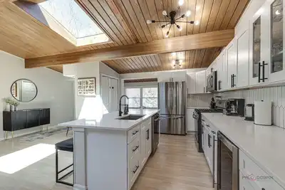 Image de Modern Luxe Home w\/Gameroom and Electric Fireplace
