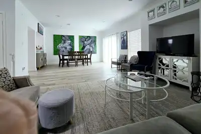 Image de Charming 2-bedroom townhome in energy corridor, Full of light