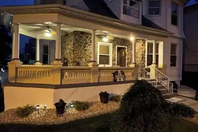 Image de Lovely Victorian Home. Spacious 2 bedroom w/ Parking. Bed & Breakfast Type Space
