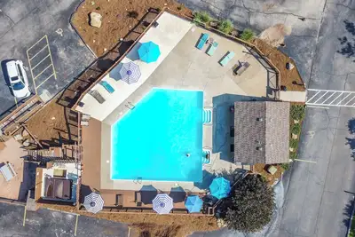 Image de Silver Lake Hideaway – Chic 2 Bdr, Dog Friendly!