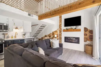 Image de Tranquil Treehouse Loft | Golf Course Views