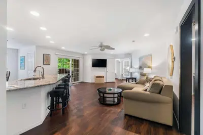 Image de Lake Hideaway – Waterfront Condo w/ Resort Perks!
