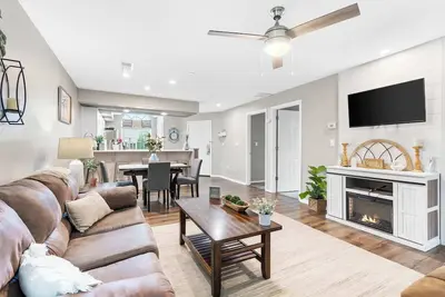 Image de Lakeside Bliss Retreat – 2 Bdr