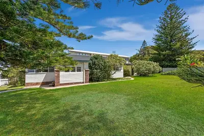 Image de Beachside Cottage Mid-Century Charm