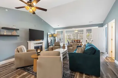 Image de Eagle's Nest at The Club- Chic 2br Golf View Condo