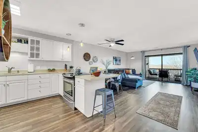 Image de Bright Stylish Condo w/ Balcony