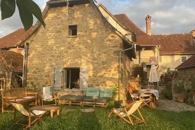Image de Grande maison traditionnelle en pierre avec vue à couper le souffle