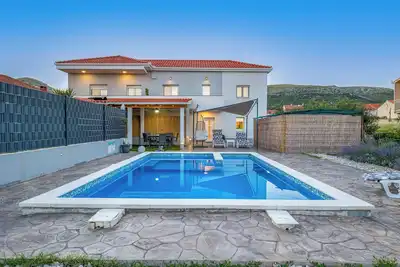 Apartment with private pool Dino & Lea