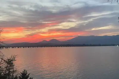 Image de Champagne Sunsets Lakefront with Loft & Dock, View & private waterfront