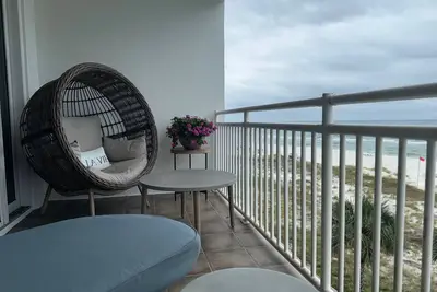 Image de Snow Birds! Beachfront! Open Concept! Stunning 100 'of  Glass!