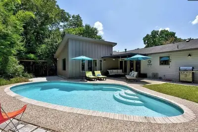 Image de Stylish Stardust Drive Modern Retreat