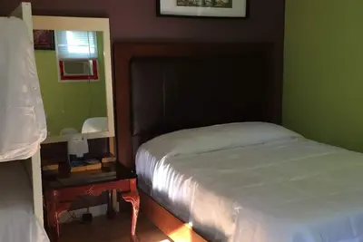 Image de Charming 2-bedroom cottage in Bancroft with Ac, WiFi. Enjoy your stay