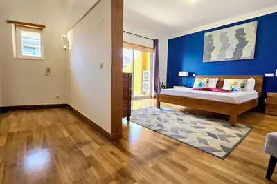 Image de Spacious Penthouse w\/ Barbecue, wifi, 2 terraces & Views