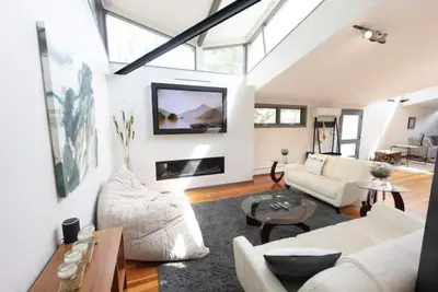 Image de Private Creek + Patio, Walkable, Bright Cozy Vibe