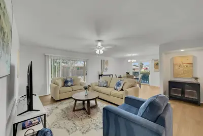 Image de 55+ Sun Lakes Special. Newly Remodeled. Amenities Galore!
