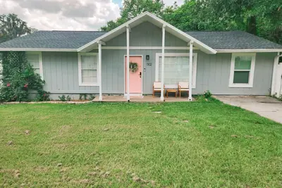 Image de Charming 4-bedroom Cottage- Best Location & Backyard