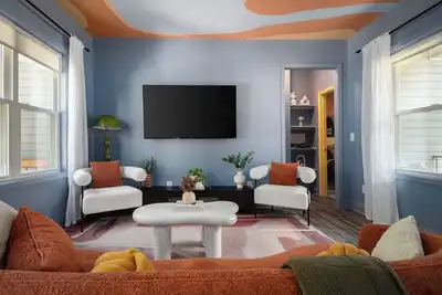 Image de Local Artistic Flare~Sleeps 12~New Modern Build