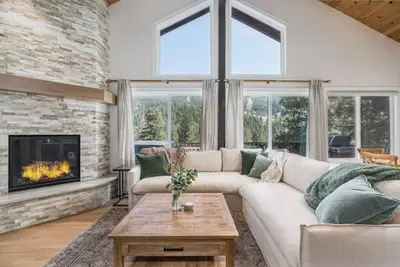 Image de Renovated Ski Home with a Hot Tub & Views of Slope - Perfect Ski Lease