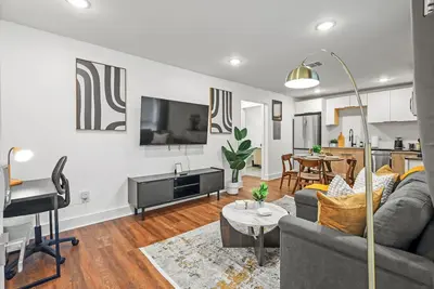 Image de Lux 1 Bed Suite by Dt w/ Expresso Bar, Laundry & Workspace \n- Dm for short stays
