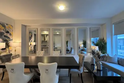 Image de 8 Queen Beds - Ivylea Refined Luxury Estates in Richmond Hill