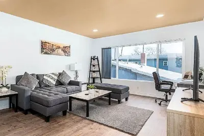Image de Remodeled upper 2 bedroom with view, two televisions, dishwasher 4