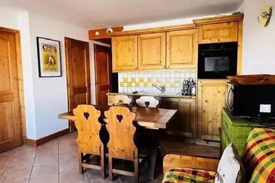 Image de Appartement de charme pour 6 personnes, dans une résidence skis aux pieds avec accès piscine et parking privé dans le village du