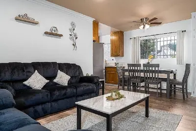Image de Enjoy Inglewood at its finest, unit 3, lower 2 bedroom, Samsung air fryer oven.