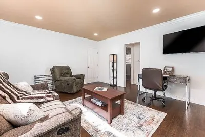 Image de Lovely 2-bedroom lower unit 2, dual televisions, WiFi, gated building & parking