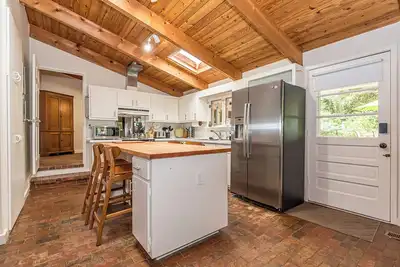Image de New! Spacious 5-bedroom house, Great deck, Pool, Close to Attractions