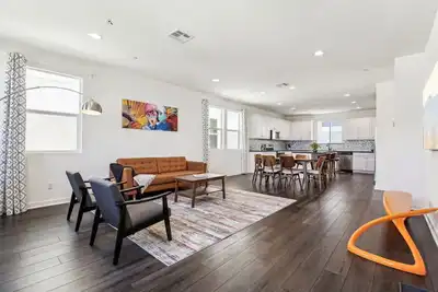 Image de Modern New Home, 6 miles from Disney