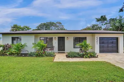 Image de 4-Bedroom home with heated/chilled saltwater pool and jacuzzi in Delray beach.