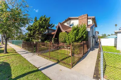 Image de Front unit, yard, beautifully upgraded, high end appliances, gated parking. ! !