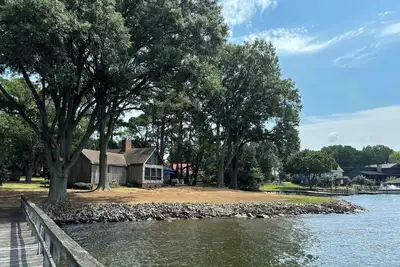 Image de Waterfront Cabin: beach, hot tub, kayaks & panoramic lake views