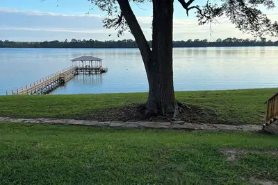 Image de Cozy 1 bedroom, 2 queen beds with sofa couch lakefront \nEagle Lake Getaway