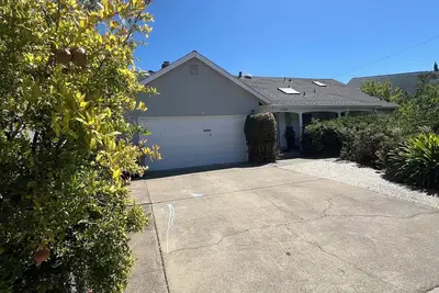 Image de Spacious 5 Bedroom w 2 Master, 4 Bath + Lr + Fr  house with beautiful backyard